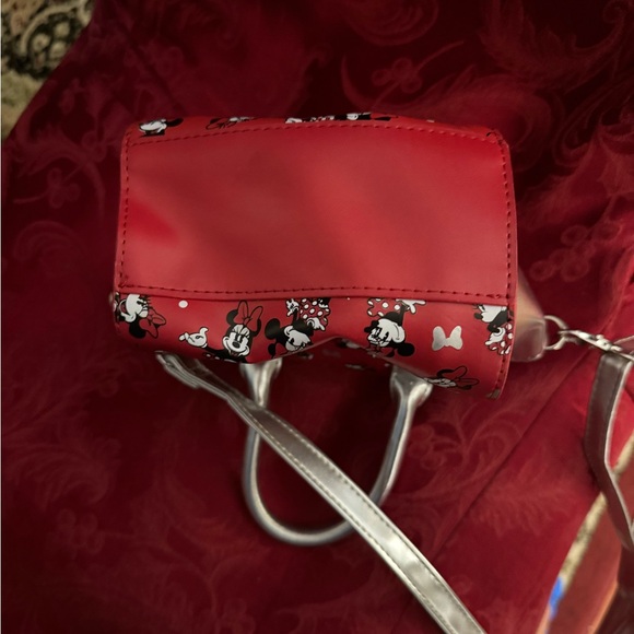 Minnie Mouse Disney Park Small Crossbody bag Silver & Red - Picture 4 of 8